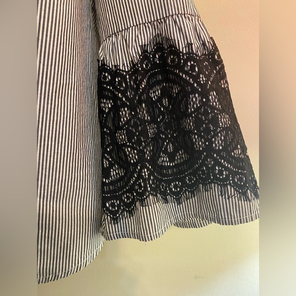 Womens bell sleeve striped shirt. Size Extra Large - Picture 6 of 6